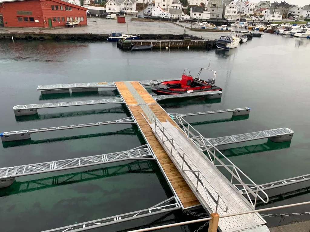 flytebrygge trebrygge utrigger komplett båthavn